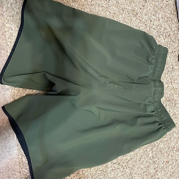 Under Armour Womens HeatGear Green Small Athletic Shorts - Picture 2 of 3